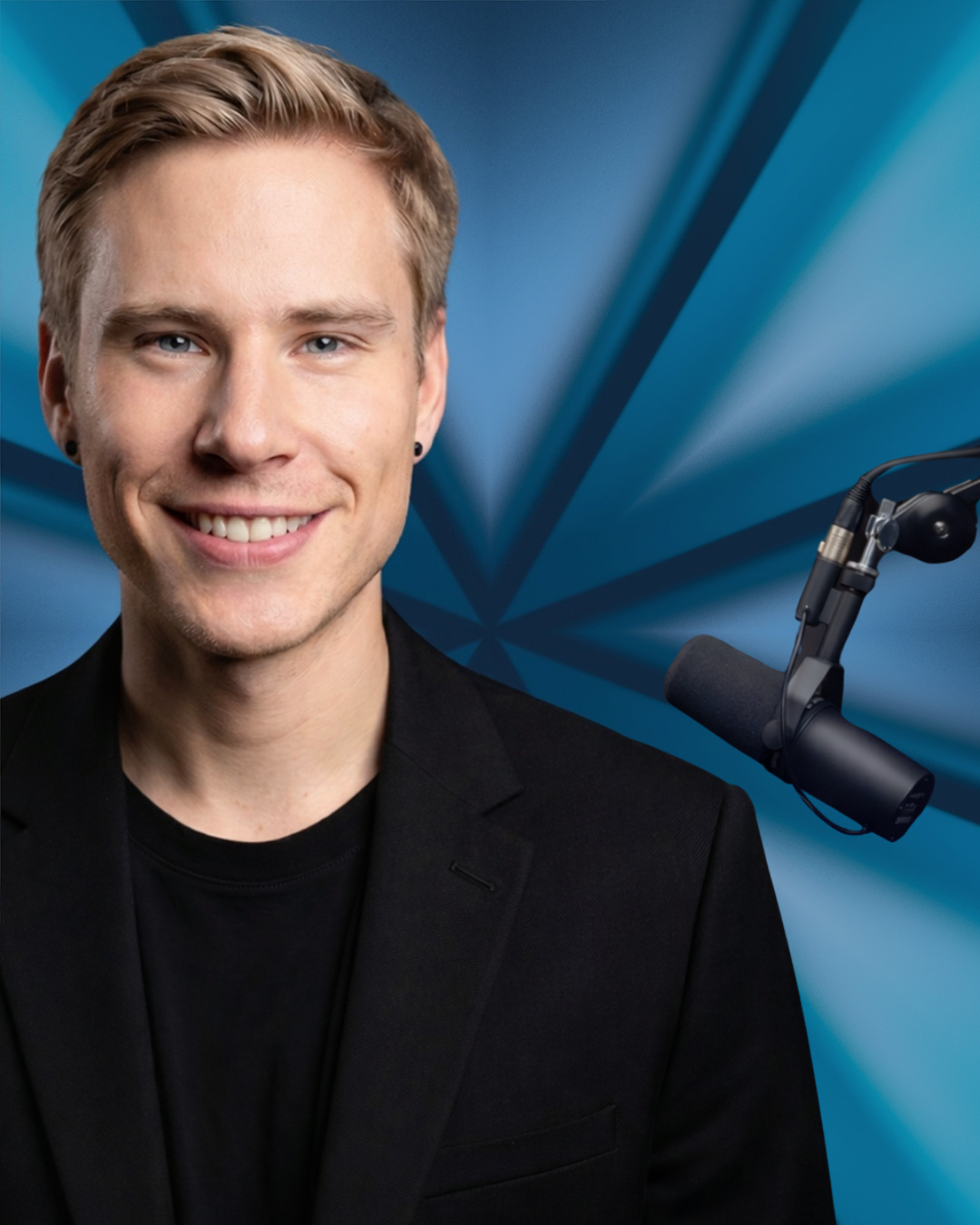Daniel Julian mit Podcast-Mikrofon